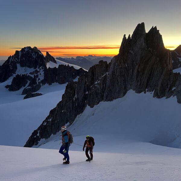 Seilschaft auf einem Gletscher im Morgenrot