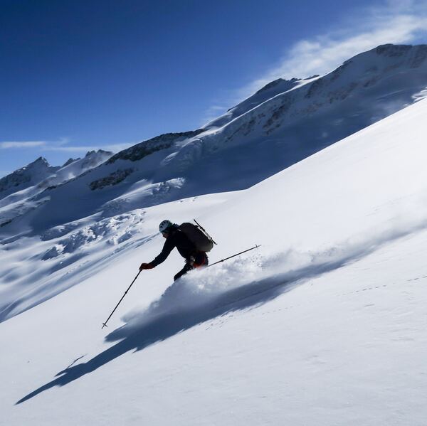 Skifahrer im Tiefschnee